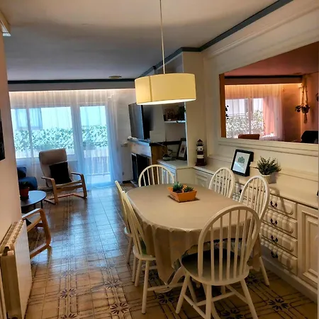 Spacious Family Flat Centrally Located. Palamos